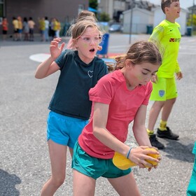 deux élèves qui jouent à un jeu extérieur